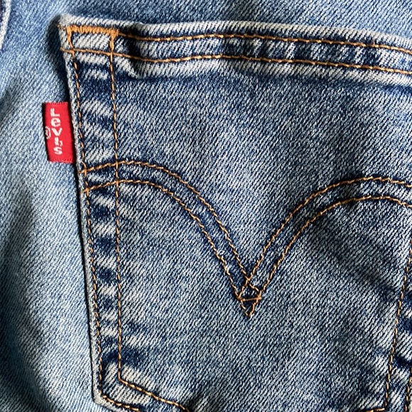 Levi’s light wash high waisted jeans - Picture 6 of 9